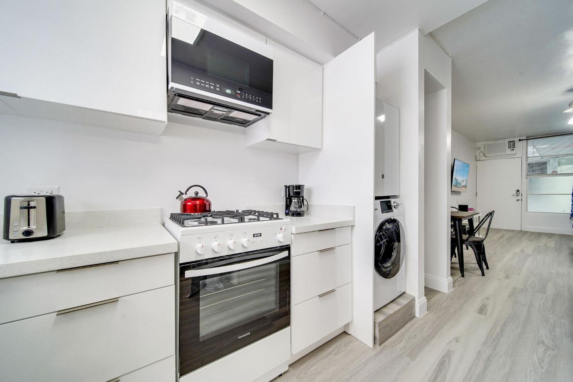Deco Beachside Apt, W/2 Queen Beds, Washer/Dryer マイアミビーチ エクステリア 写真