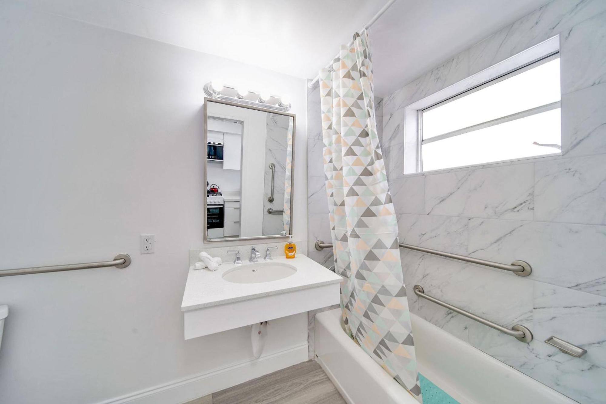 Deco Beachside Apt, W/2 Queen Beds, Washer/Dryer マイアミビーチ エクステリア 写真