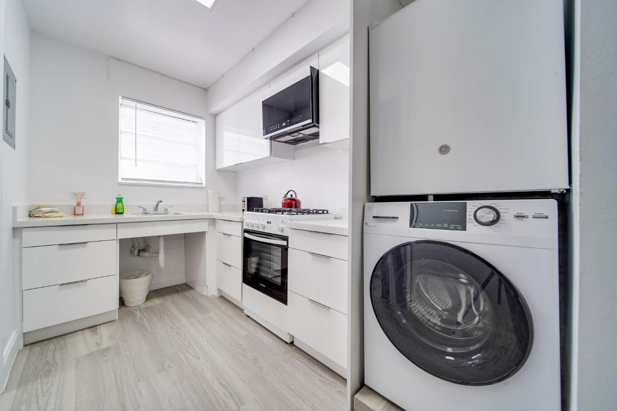 Deco Beachside Apt, W/2 Queen Beds, Washer/Dryer マイアミビーチ エクステリア 写真