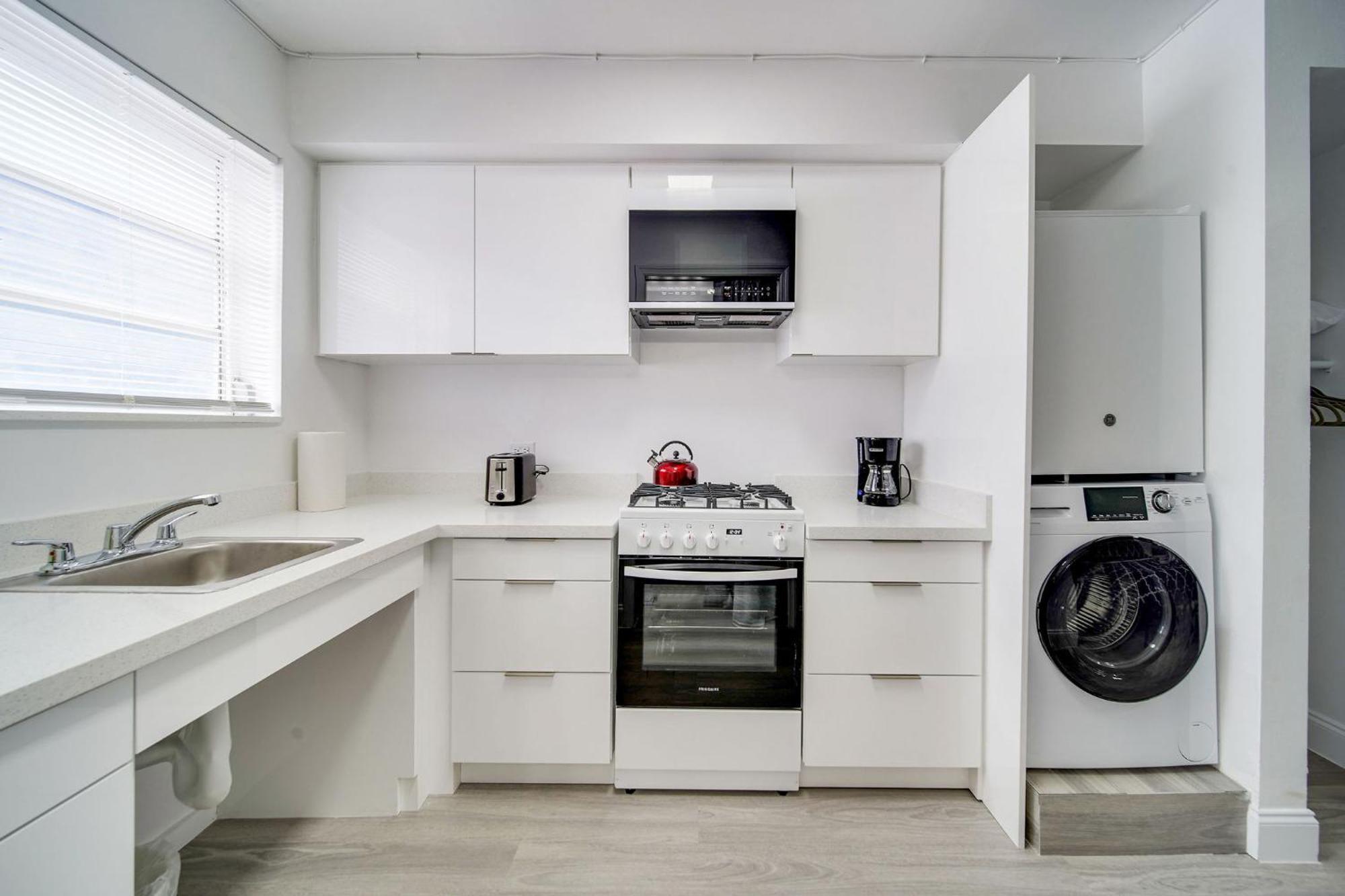 Deco Beachside Apt, W/2 Queen Beds, Washer/Dryer マイアミビーチ エクステリア 写真
